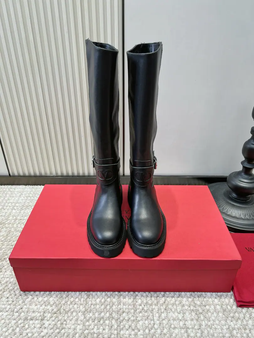 VALENTINO GARAVANI Valentino.VSkin belts with thick, light-faced cow-skin-skin-skinn-up knight boots.26ss The windy autumn winters need black boots.！Valentino's classic knight boots. The light-skinned black-faced cow is a fine one., Boots around.VSigning leather belts with metal buttons, A light-mindedness. Straight-winded high-barrel long leg line., A smart way to cover the little legs., The leg modifier works perfectly. The serrated rubber soles have a moderate increase in effect., It's not that heavy., With a windcoat., - A suit., Tight jeans., The knittings fit., I can wear it on my commuting date. It's expensive.！ ▪Shoe.: Head-decked cow skin. ▪Foot.: That's a very soft cushion. ▪Otsumi!: Rubber Bottom ▪Codes: 35-39（40.41I'll make sure I don't change it.）