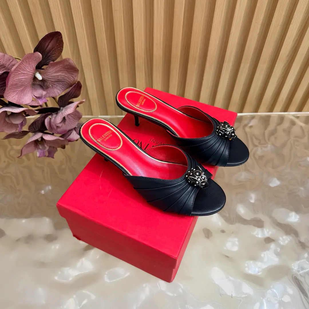 Valentino High heels💗Loved sandals. A beautiful quality.⚠️ It's a great match., Wear it any season.💜 Valentino is a new fashion charm. To continue the super high and design., I'm a big fan of the world's famous fans. The million fans are showing their love., Best sales at sea and abroad The domestics are out., Top Version Candy color., Every color is beautiful. Shoe.: Bullskins. Uchi.: Import of sheep skin Shoes under the sole.: That's a big one. He's tall.: 5cm Packaging: Full original package Codes: 36One.42Code（40, 41, 42I'm not gonna change.）