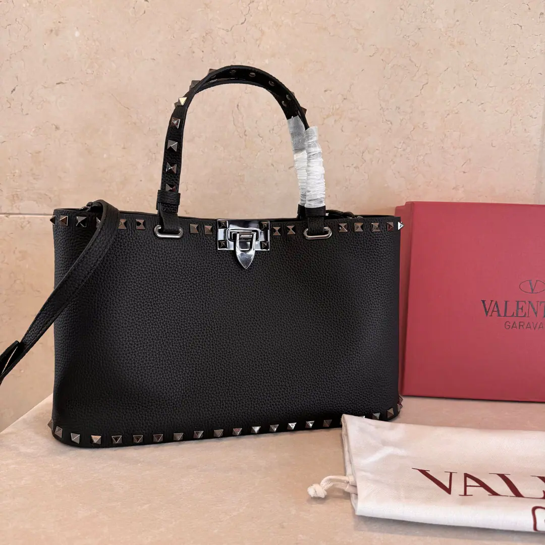 Large. Valentino Garavani Rockstud A small, small, small, small, slanted, little cattle.,The iconic hook-tocking design has been re-explored., The treatment of the nails and the fittings for the metallic process to stop the zipper pulls.: Zipper and hook-buttonable., Dismantled shoulder belts. Large model: 8001 Large size: 32x29x7cm