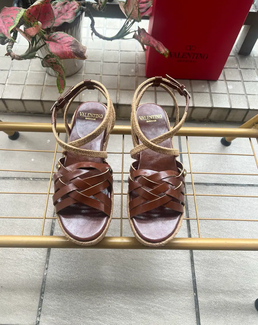 Valentino Garavani /Valentino. Roundhead knittingVI'll take a new sandal.🩴Fishermen's shoes. VThe gold pin logo. ppShit. He's tall.6cm Rubber Bottom Italian manufacture 36-41
