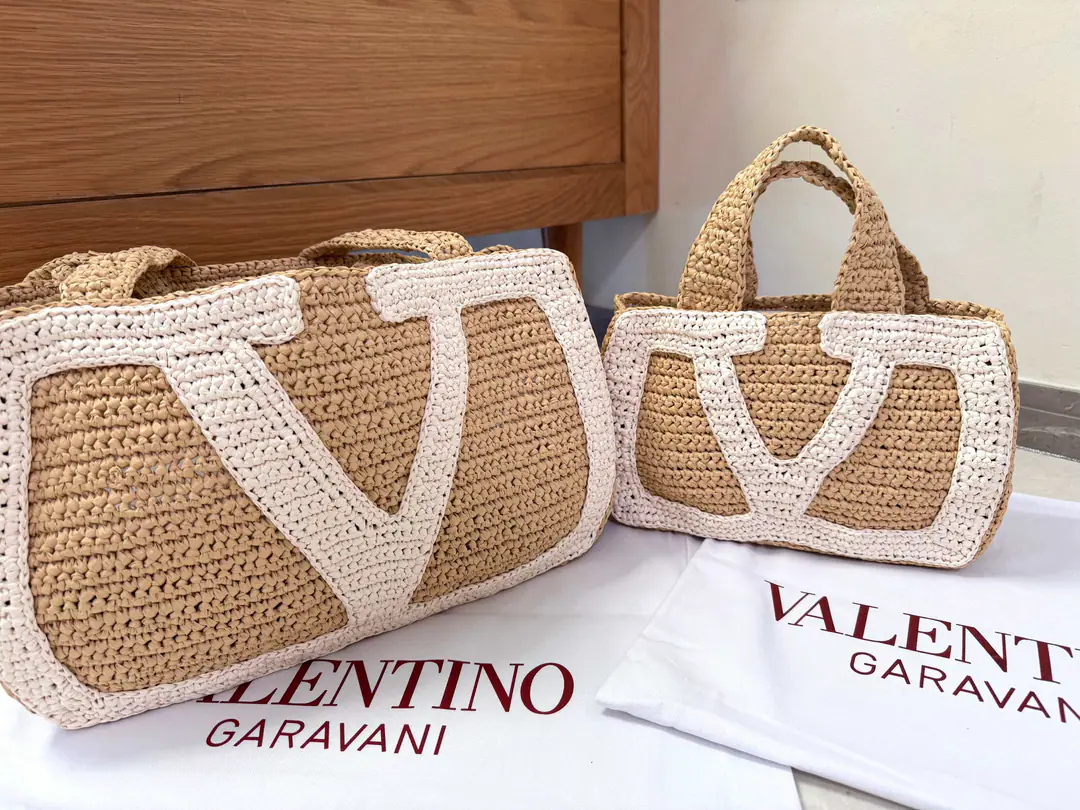 Small. New🍃Valentino Valentino. Garavani Bags 2025Spring and summer, the new Rafik handbag. Dimensions: 26x18x7cm 34x24x9cm Model: 2045