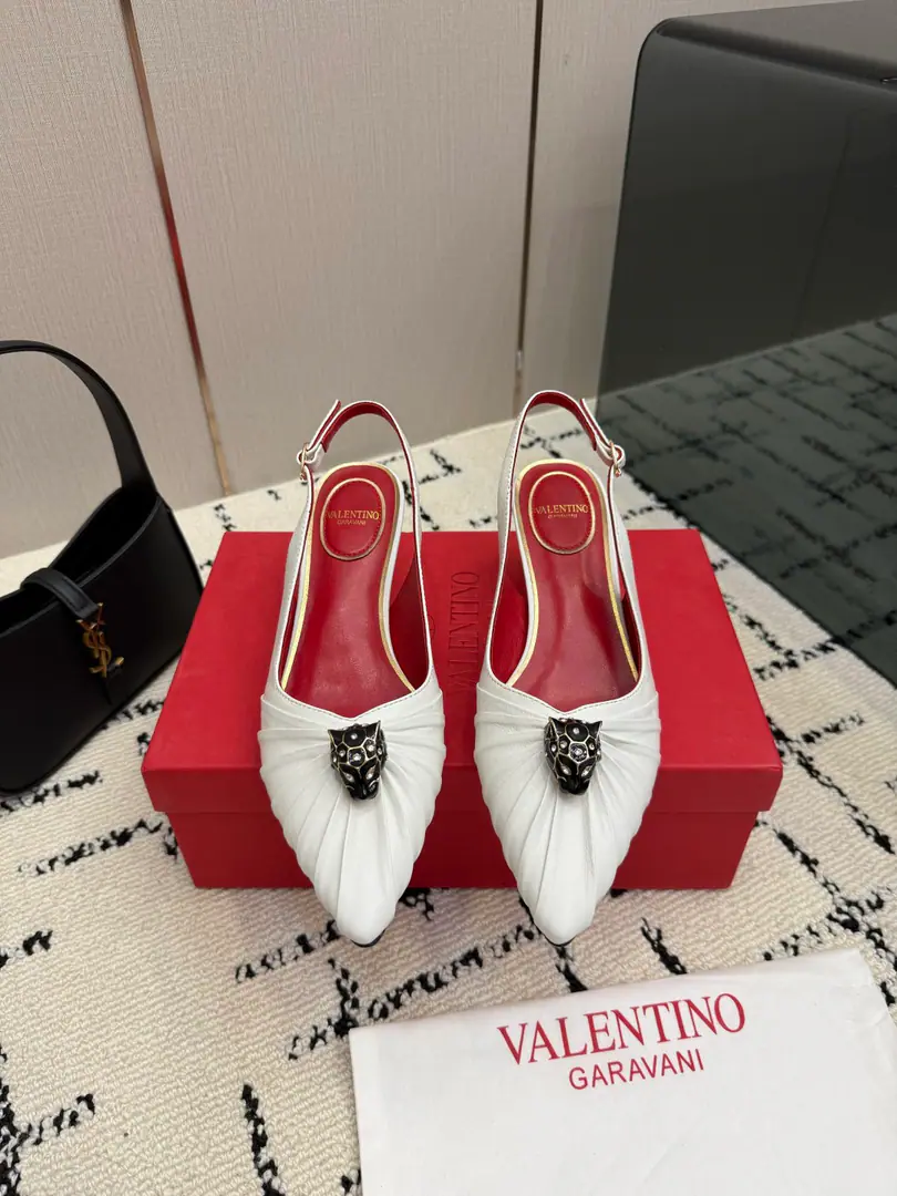 Valentino/Valentino.26WFNew Spill-head heels. The sharp line is a fine contour of the foot. SmallVGold tags for the shoes. Ratio of length length to length ♪ High and smooth every step of grace ♪ Classic red bottom recognition. It's easy to get a teleport. The naked and the black are cool. The upper foot is to be lifted immediately. You're not tired of walking. The fratricidal romance is hidden in detail. Summer shoe cabinets must be treasured. It's a lot of styles and styles. I'm not sure how much I'm gonna get. The classics that never regret starting. Details show the heart of the brand. It's easy to create a sense of excellence that doesn't take much effort. The price of the treasured shoes. I'm gonna be a little more elegant than I thought. The upper foot is white and thin. It's a match for both work and date. Quality and face The Warrens must be a fine one.！ The fabric is custom-made for cattle skin. The inside feet are all sheep's skin. Italian imports are so thick. size: 35-39（40/41Custom）