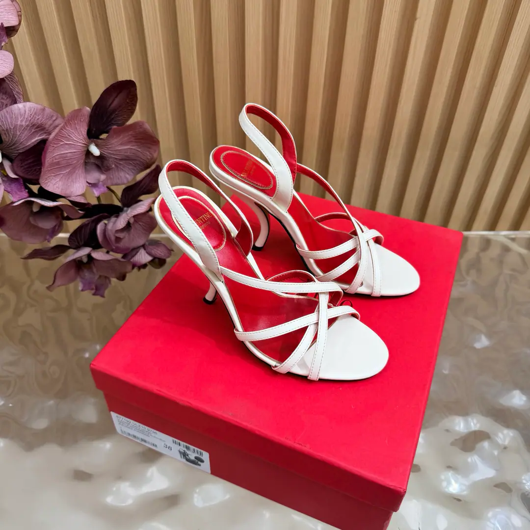 2026♪ Go to the show and bend and follow ♪ Valentino High heels💗Loved sandals. A beautiful quality.⚠️ It's a great match., Wear it any season.💜 Valentino is a new fashion charm. To continue the super high and design., I'm a big fan of the world's famous fans. The million fans are showing their love., Best sales at sea and abroad The domestics are out., Top Version Candy color., Every color is beautiful. Shoe.: Bullskins./Goki! Uchi.: Import of sheep skin Shoes under the sole.: That's a big one. He's tall.: 10cm Packaging: Full original package Codes: 36One.42Code（40, 41, 42I'm not gonna change.）