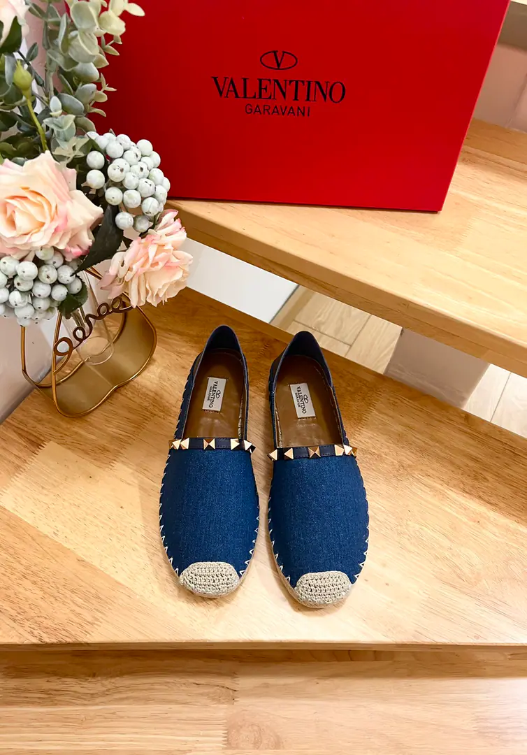 Valentino Garavani /Valentino. The canvas. New fisherman shoes. Nail decorations The canvas. He's tall.2cm Rubber Bottom Italian manufacture 36-41