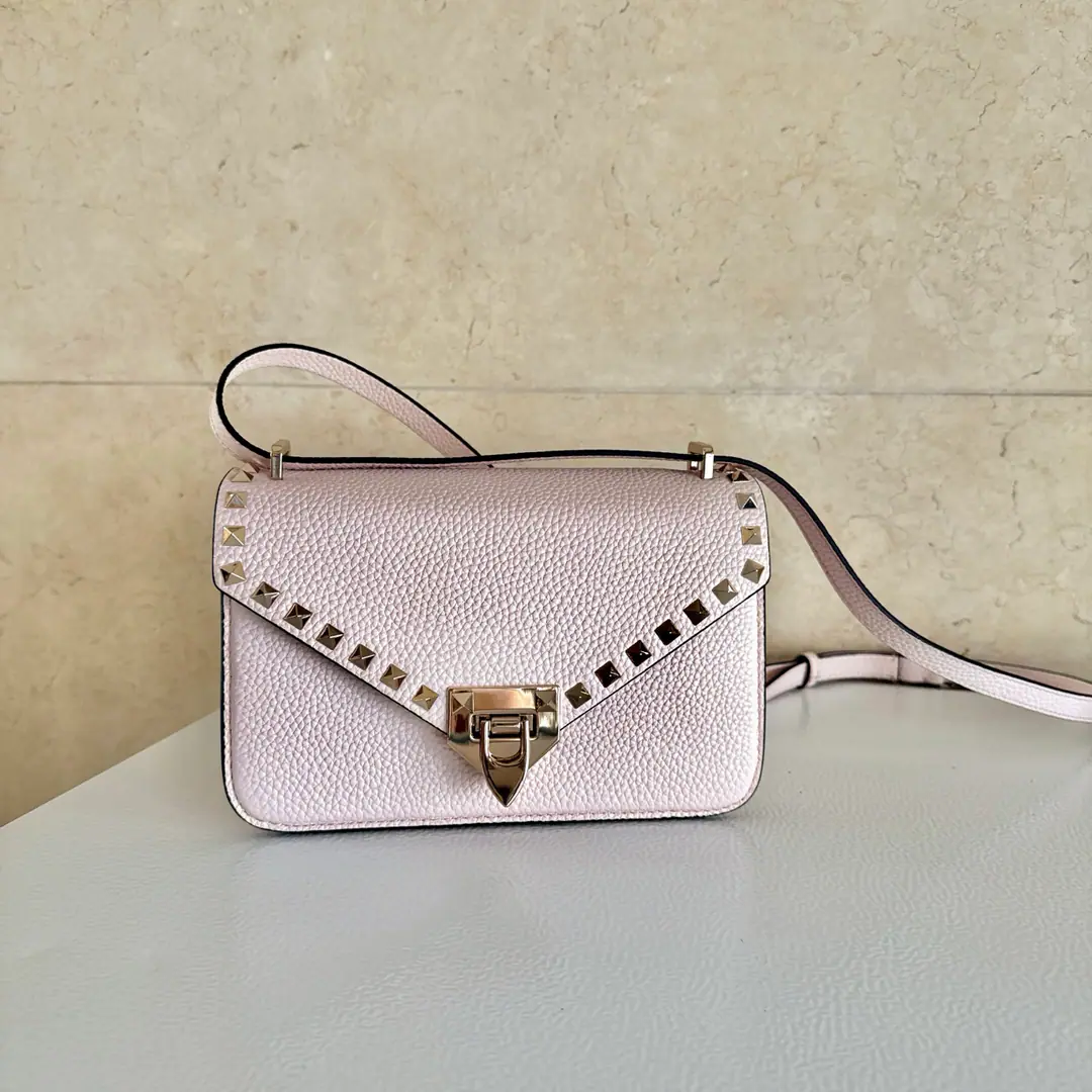 Batch. ♪ Scratch pink ♪🍃 VALENTINO Valentino. Small-sized leather-backed cattle handbag., It's got a nail.. I'm gonna be able to get a slided shoulder belt., This bag can be slashed on the shoulder.. Metal process effect treatment nails and accessories -- Clips. -In the leather lining. There's a single layer inside., Pocket pocket and zipper pocket. -Regable to disassemble leather sundries Rib height(Midpoint to top of the bag vertically):46-51.5centimetres Dimensions:Kuan21.5XHigh15.5XDeep8.5cm Model: 2027 👉