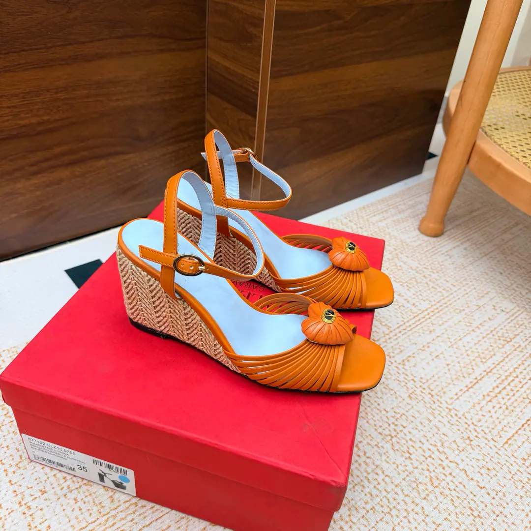 Explosive. 📍ValentinWarren Tianlian Classic.VButton The slopes and the grass. High heels.❤️The classic big one.VButton Design Match It shows the way the brand has its own design style. Luxury fashion. Very recognizable. A fine round head. Sidelines are perfect. It's a very pure smell. Little Nob. A woman of honor.‼️ The shoes are skinned with cattle. There's a mix of sheep skins inside. Original Open-Fixed Metal Bumper Italian imports of cattle and skin He's tall.: 8.5cm Codes: 35-39（40/41/42Custom）