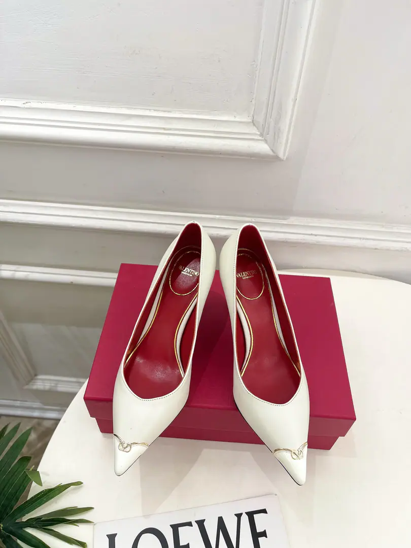 Valentino Valentino. 26𝐬𝐬 2026Autumn and winter brand new. Small MetalVSlips, heels. New☑️ Valentino Garavani It's a classic.“Roman Stud”The series was launched in a completely new interpretation.！The latest gold.VDetonation elements A full sense of excellence. ！BSFashion is a blast.～ Shoe.: Original custom-made cow skin Uchi.: Imports of sheep's skin Otsumi!: Italy is a big-ass country. He's tall.: 8.5cm Codes: 35-39（40.41I'll make sure I don't change it.） Plant prices Numbering: 2608045