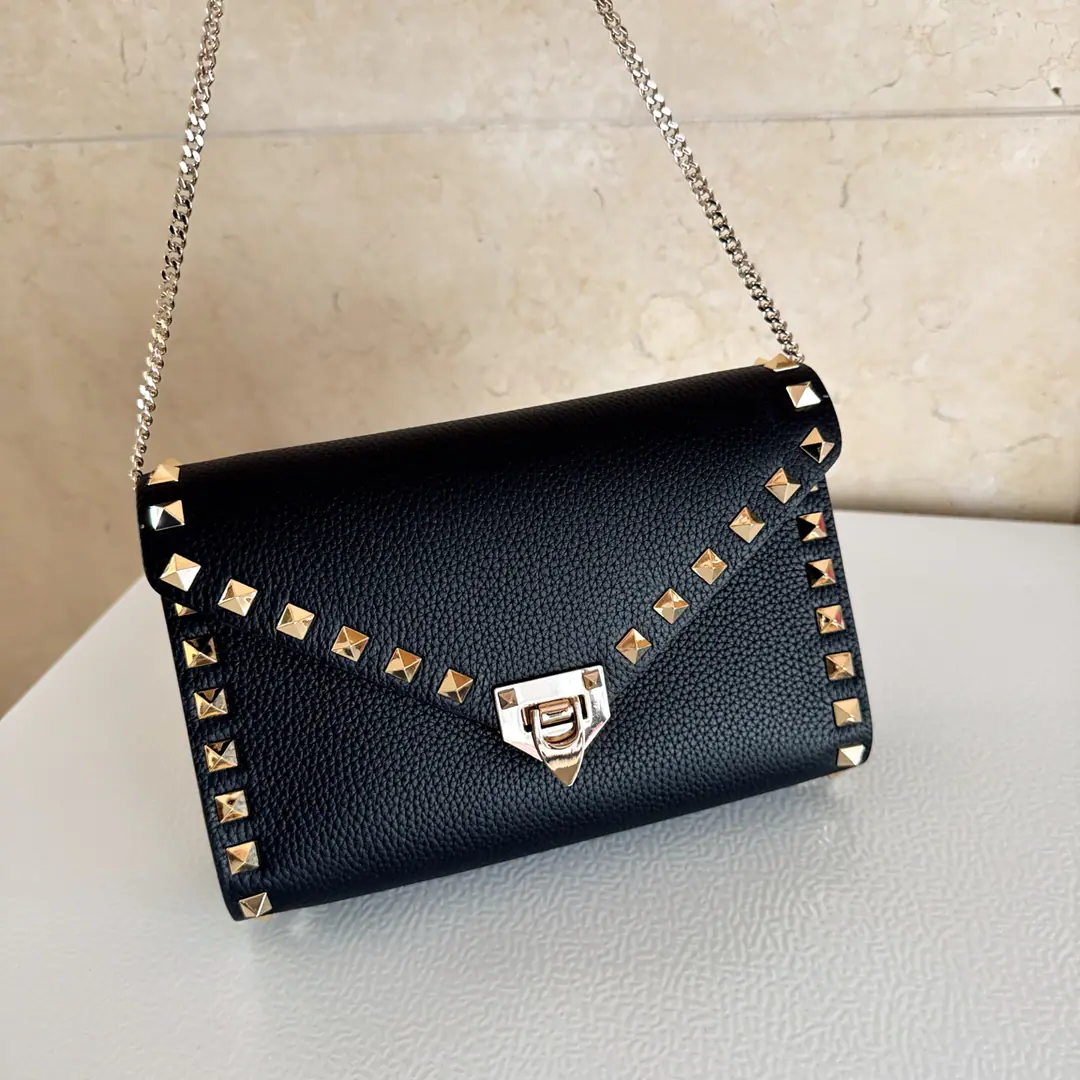 Batch. Black▪️ Valentino Valentino's mini-bag.❤️ Slinging cattle, leather envelope, bag., Bring the nails.,Adjustable and disassembly sundial belts,Close the cap.. Dimensions:19.5x13x4.5centimetres Model: 2069