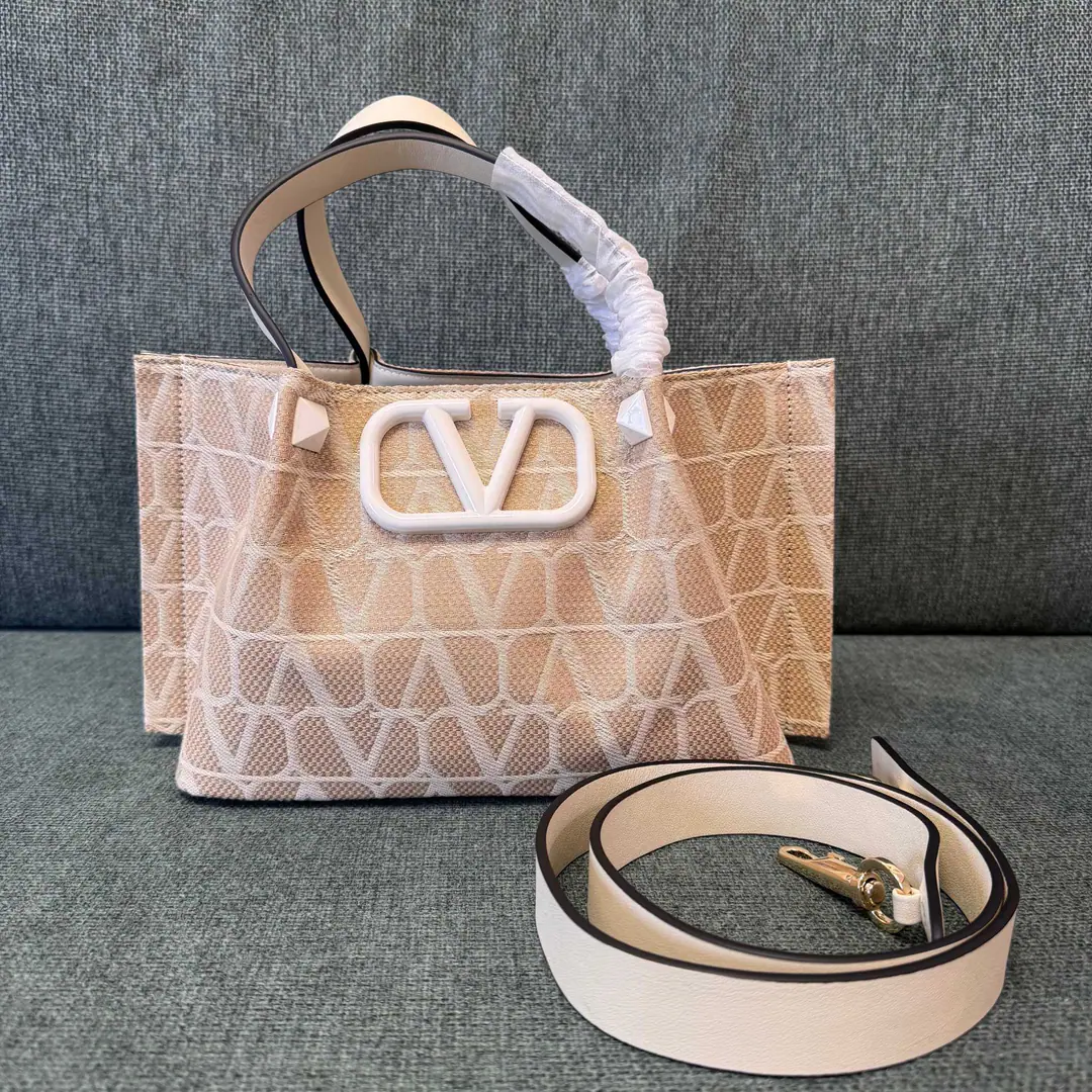Small. Top First List ❤️Valentino Valentino. 2025Spring and summer girls' bags. Weave Tot bag Materials: Cotton Bullskins. Region:Paris Large size:35x25x17 cm Size of the trumpet:25x18x12 cm Model: 22002Brush and white