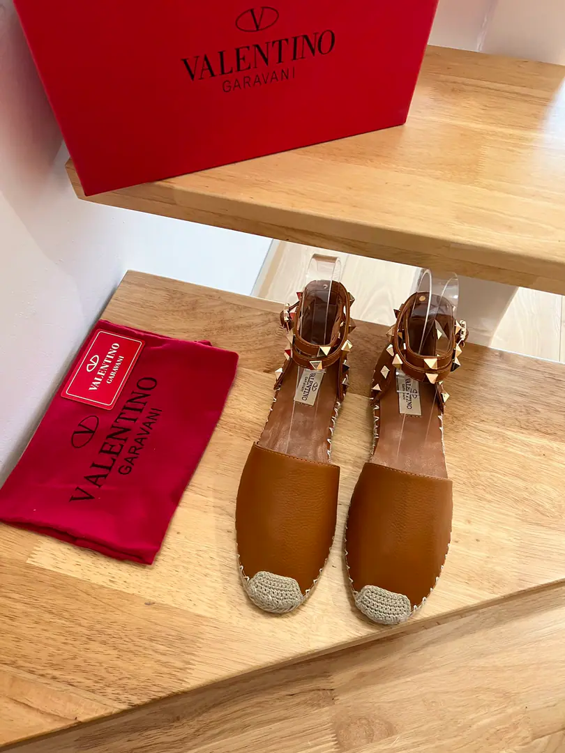 （New） 【VALENTINO】Valentino.2023The new one at the Paris counter in early spring.# The middle-air liner's shoes.😈😈The world's fashion., Every brand has a similar one.🙅🙅But it's making many fairies compete for consumption., It's one of his own.LOGOThe nail elements are perfect.💯💯Attention.⚠️The most important thing is that it doesn't pick feet.[Tooth.], No foot picks.…[- You're so proud of yourself.]Shoe.: Australian sheep.. Uchi.: Lamb skin., Otsumi!: Original1Bing1Unique open code number: 35-41Code.