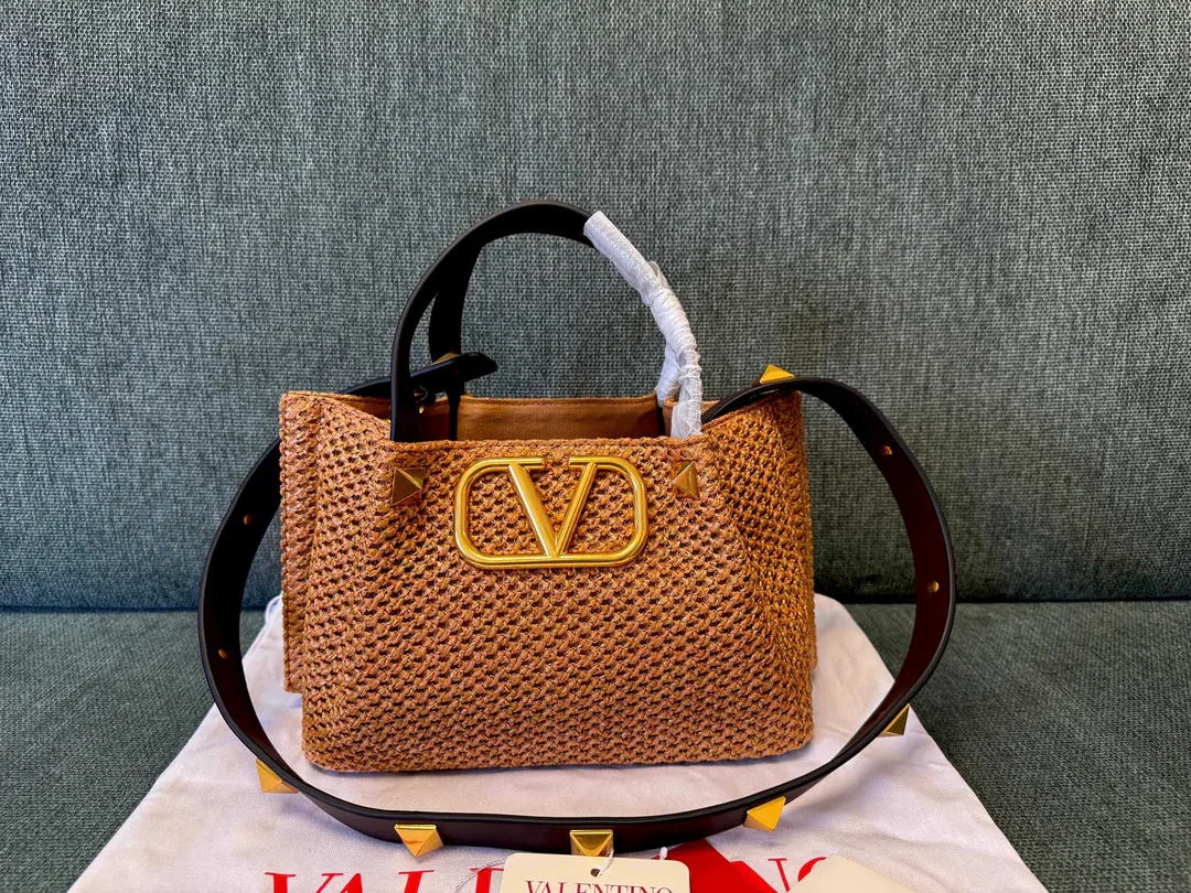 Small. Valentin0 Spring Chattot Packet Series～ Tot bag made of natural Rafis., The interwoven void creates a clear sense of quality., A brown leather handle., Shoulder belt and zipper bag Summer inflammation., It's a package.～ Dimensions: 25✖️18✖️12cm 22003s