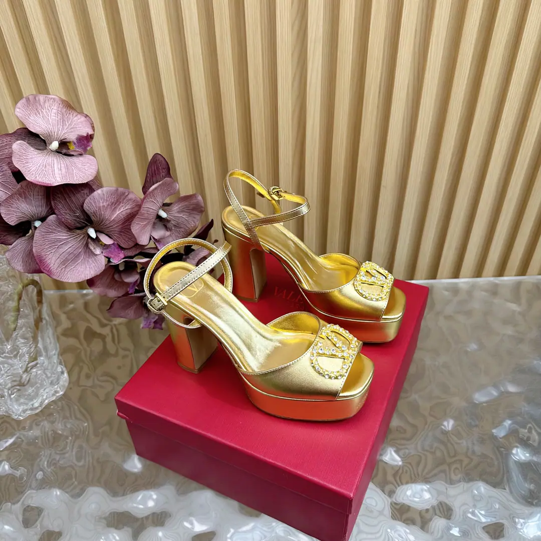 ValentinWarren Tianlian Classic.VHe hates the high heels of the water station.❤️The classic big one.VButton Design Match It shows the way the brand has its own design style. Luxury fashion. Very recognizable. A fine round head. Sidelines are perfect. It's a very pure smell. Little Nob. A woman of honor.‼️ The shoe face is imported into the cow skin. There's a mix of sheep skins inside. Original Open-Fixed Metal Bumper Italian imports of cattle and skin Codes: 35-39（40/41/42Custom）