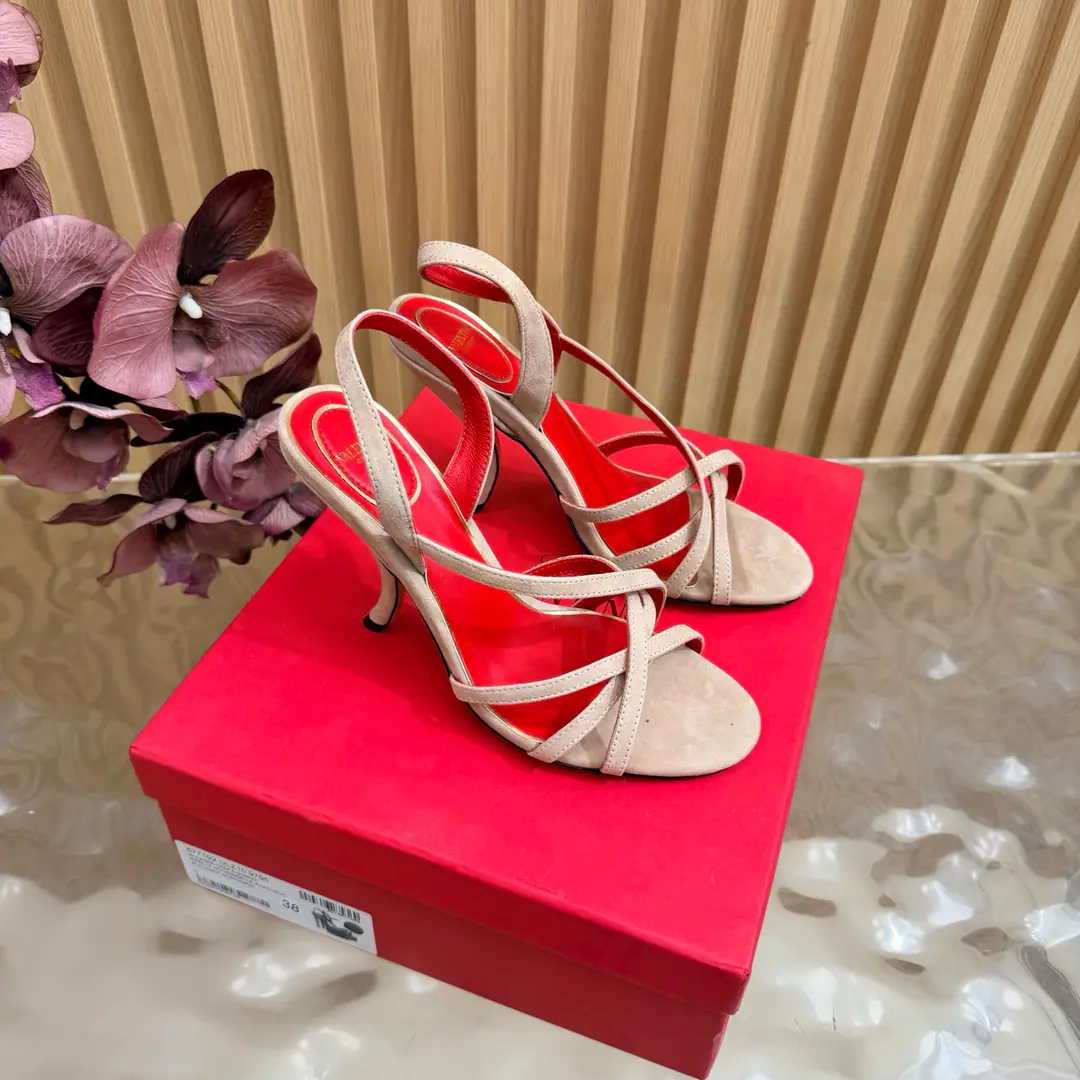 2026♪ Go to the show and bend and follow ♪ Valentino High heels💗Loved sandals. A beautiful quality.⚠️ It's a great match., Wear it any season.💜 Valentino is a new fashion charm. To continue the super high and design., I'm a big fan of the world's famous fans. The million fans are showing their love., Best sales at sea and abroad The domestics are out., Top Version Candy color., Every color is beautiful. Shoe.: Bullskins./Goki! Uchi.: Import of sheep skin Shoes under the sole.: That's a big one. He's tall.: 10cm Packaging: Full original package Codes: 36One.42Code（40, 41, 42I'm not gonna change.）