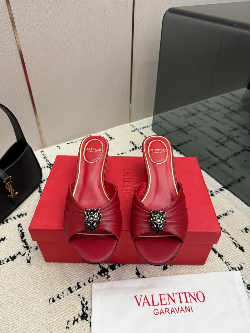 Valentino/Valentino.26WFNew Spill-head heels. The sharp line is a fine contour of the foot. SmallVGold tags for the shoes. Ratio of length length to length ♪ High and smooth every step of grace ♪ Classic red bottom recognition. It's easy to get a teleport. The naked and the black are cool. The upper foot is to be lifted immediately. You're not tired of walking. The fratricidal romance is hidden in detail. Summer shoe cabinets must be treasured. It's a lot of styles and styles. I'm not sure how much I'm gonna get. The classics that never regret starting. Details show the heart of the brand. It's easy to create a sense of excellence that doesn't take much effort. The price of the treasured shoes. I'm gonna be a little more elegant than I thought. The upper foot is white and thin. It's a match for both work and date. Quality and face The Warrens must be a fine one.！ The fabric is custom-made for cattle skin. The inside feet are all sheep's skin. Italian imports are so thick. size: 35-39（40/41Custom）