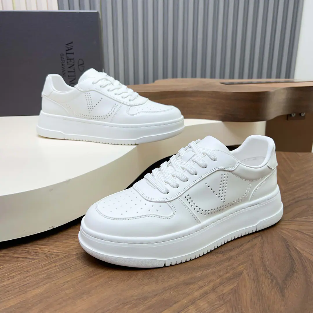 . Encoding: YS003848 Valentino/Valentino. Men's classic low-end leisure shoes. The sneakers are made of soft little cow skin and fury cow leather., The skin is soft and delicate., External sideVLOGO SIGNATUREThe punch details., Shoe head punches., New Fashion, I'm comfortable with air., In the fabric., With a plaque., Light rubber, large base., Slipperproof., The feet are light and comfortable., Fashion and fashion., Full package！ Codes: 39-40-41-42-43-44（38/45You're not going to be able to buy back.） The cargo.: T1021Hit the hole.