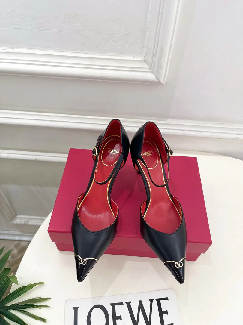 Valentino Valentino. 26𝐬𝐬 2026Autumn and winter brand new. Small MetalVThe stumps are high and empty. New☑️ Valentino Garavani It's a classic.“Roman Stud”The series was launched in a completely new interpretation.！The latest gold.VDetonation elements A full sense of excellence. ！BSFashion is a blast.～ Shoe.: Original custom-made cow skin Uchi.: Imports of sheep's skin Otsumi!: Italy is a big-ass country. He's tall.: 8.5cm Codes: 35-39（40.41I'll make sure I don't change it.） Plant prices Numbering: 2608045