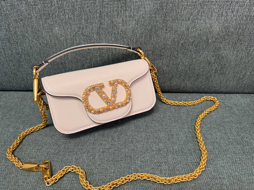 Small. New🍃It's beautiful.！ ❤️Model: 2244▪️The paint button. Valentino Valentino's leather handbag.👜 ▪️The old effect treatment parts for the old brass. ▪️Magnetic button opening ▪️Small: 20x11x5cm