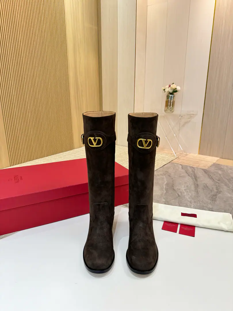 The top is a very big-ass factory. ValentinoValentine's cabinet is the latest.💫 Top Version👏🏻The most powerful man in history. Welcome to the Italian import base., It's comfortable.🔸It's the same as the counter., 🌸Extrudity., 🔸 Fabulous. The sheep. Uchi. In the cow's skin. ➕Skins and feet. He's tall. 3cm Standard Code34-42 （34-41-42Do it. No re-election.） High Packaging