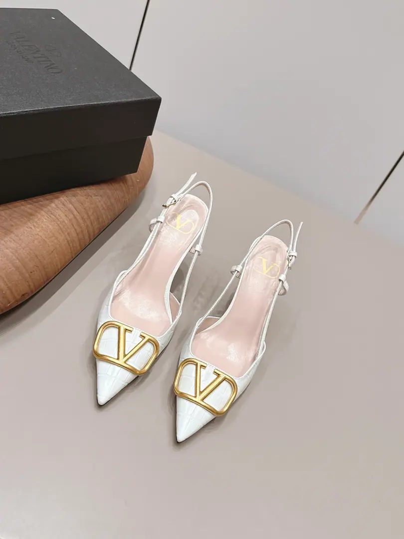 Get out of the factory.: 《Unique top version》 VALENTIN*OWarren.*Tin-no!26vsSpring and summer's latest fashion shoe series.…… 【The stumps are empty.】 Miss Valentino loves Jane and can't resist it., The combinations show a different style of dress., Free to shine.⚡Follow the Eurasia style.！！！ The top-level processors are perfect., You can compare the cabinet with any details., Best-class top-class., You can come in and out of the counter.！！ ❶Fabulous.: Original custom-made cow skin ❷Uchi.: Original customized sheep skin ❸Foot.: Original customized sheep skin ❹Otsumi!: The original custom is really big. ❺He's tall.: 8.5cm ❻Codes: 35-39（40.Custom without re-offer） ❼Packaging: Original package ☀Colours: Synchronise update of the network