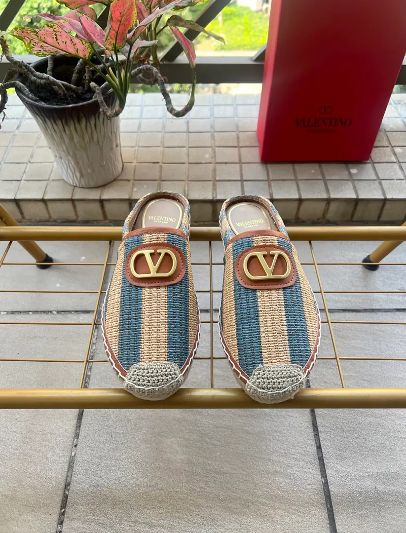 Valentino Garavani /Valentino. Roundheads with moller shoes.VI'm gonna grab a new slipper.🩴Fishermen's shoes. LargeVGold button decorations ppShit. He's tall.2cm Rubber Bottom Italian manufacture 36-41
