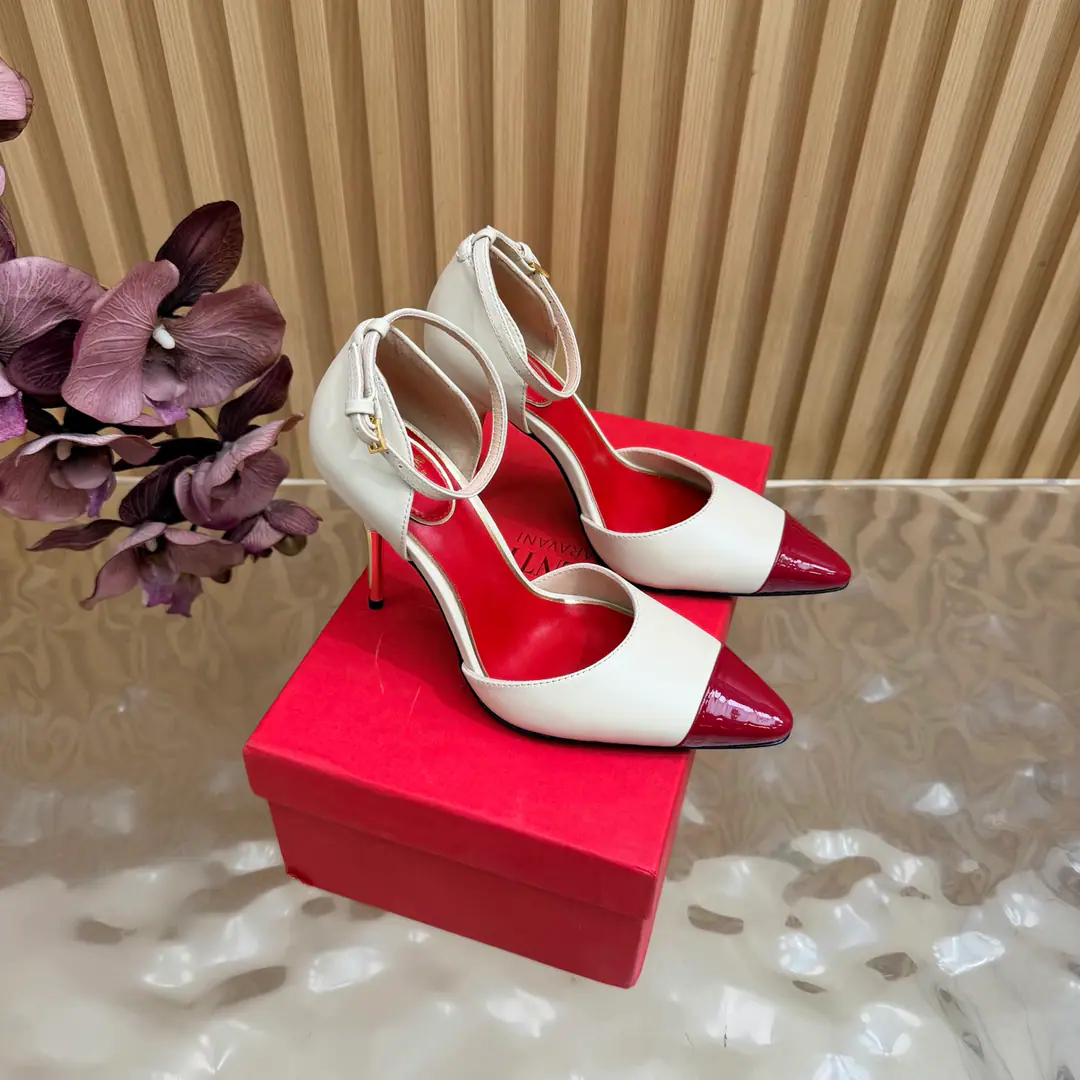Valentino High heels💗Loved sandals. A beautiful quality.⚠️ It's a great match., Wear it any season.💜 Valentino is a new fashion charm. To continue the super high and design., I'm a big fan of the world's famous fans. The million fans are showing their love., Best sales at sea and abroad The domestics are out., Top Version Candy color., Every color is beautiful. Shoe.: Bullskins. Uchi.: Import of sheep skin Shoes under the sole.: That's a big one. He's tall.: 10cm Packaging: Full original package Codes: 36One.42Code（40, 41, 42I'm not gonna change.）