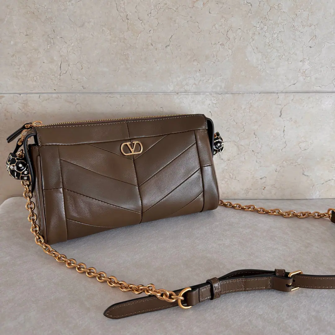 Batch. New🍃VALENTINO GARAVANI Valentino's pocket., Combination with bright and dumb sheep leather materialVForm, I'll bet you'll be a head of a beast and a crystal.. - To benefit from a modifiable shoulder belt design., This bag can be slashed and slashed.. Antiquated gold process effects treatment accessories Retrogold gold process effectsVLOGO SIGNATUREMetal Details -- We're going to pull the chain. Dimensions: Kuan24XHigh14XDeep6centimetres Model-8900
