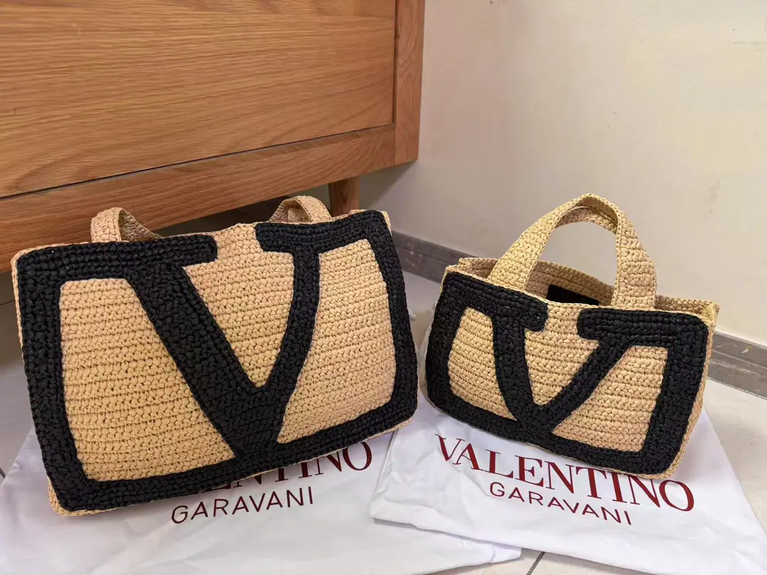 Small. New🍃Valentino Valentino. Garavani Bags 2025Spring and summer, the new Rafik handbag. Dimensions: 26x18x7cm 34x24x9cm Model: 2045