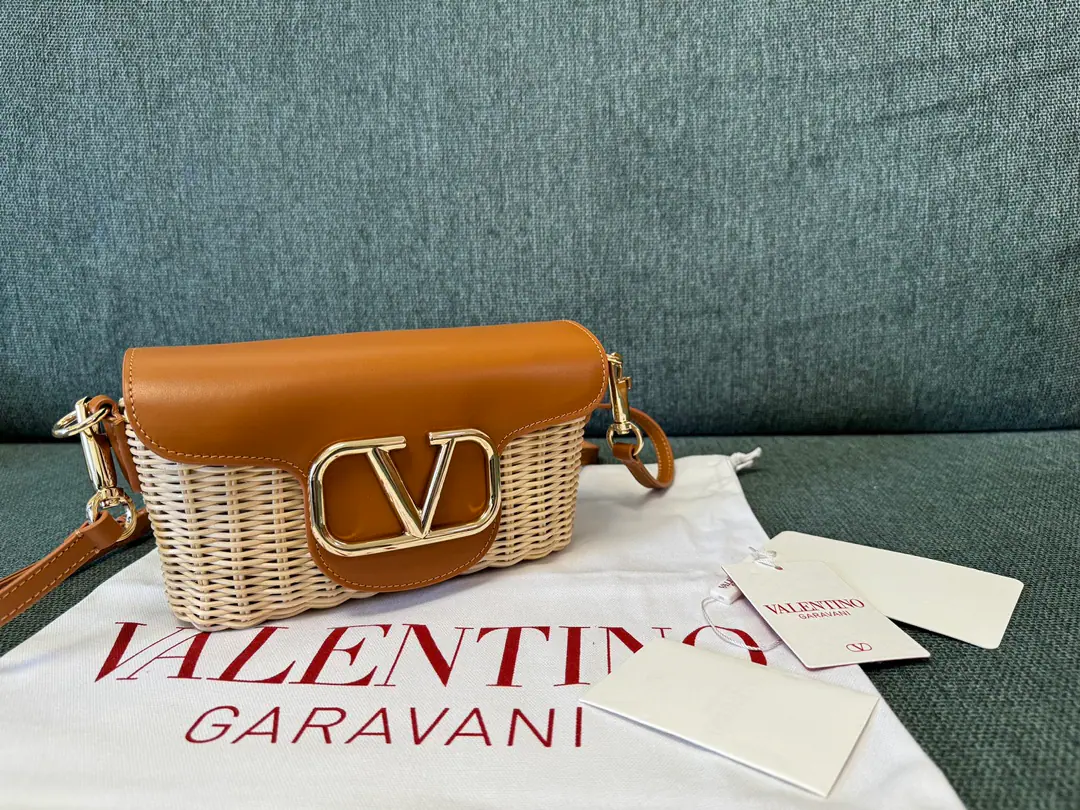Batch. Brown.🏾Summer brand new.▪️valentino Valentino made a small slant bag., The original cow skin is mixed with the sandy skins in the inside., A bag.💌It's a lot of capacity.❤️ Shoulder length▪️ cmAdjustable Dimensions: 21.5x10x 6cm Model: 5211