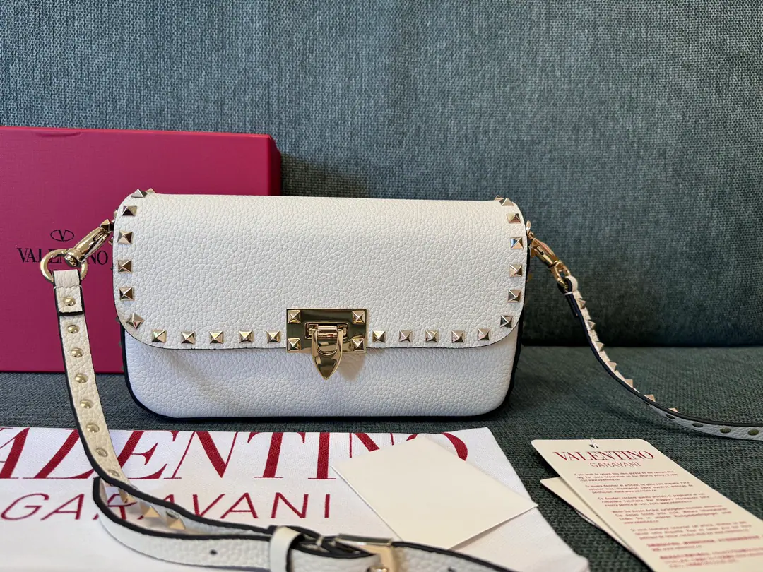 Batch. New paragraph🆕Delivery🍃 VALENTINO GARAVANI ROCKSTUDPumpkin-handbags., With a sign-on hook cut.. Metal-plated nails and accessories -- Clips. Adjustable and disassembly sundial belts -A pocket of internals. Dimensions:Kuan24XHigh12XDeep6centimetres Model: 2299