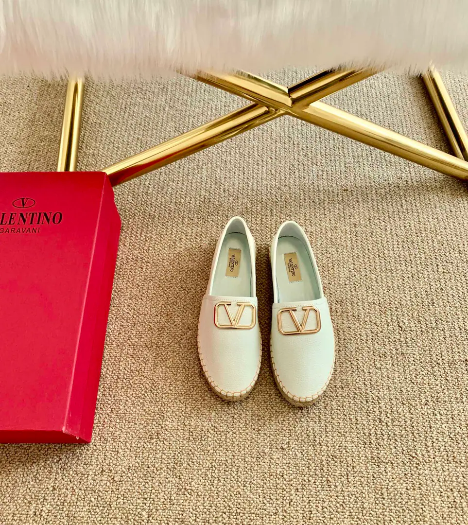 【VALENTINO】Valentino.2020The new one is in the Paris counter in the morning and autumn.# The soles of the soles.😈😈The world's fashion., Every brand has a similar one.🙅🙅But it's making many fairies compete for consumption., It's one of his own.VPerfect combination of button elements.💯💯Attention.⚠️The most important thing is that it doesn't pick feet.[Tooth.], No foot picks.…[- You're so proud of yourself.]Shoe.: Import of sheep skin. Uchi.: Lamb skin., Otsumi!: Original1Bing1Unique open code number: 35-41.