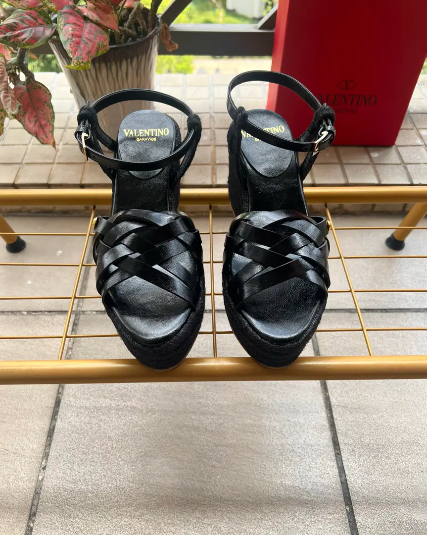 Valentino Garavani /Valentino. Roundhead knittingVI'll take a new sandal.🩴Fishermen's shoes. VThe gold pin logo. Raphigrass. He's tall.9cm Rubber Bottom Italian manufacture 36-41