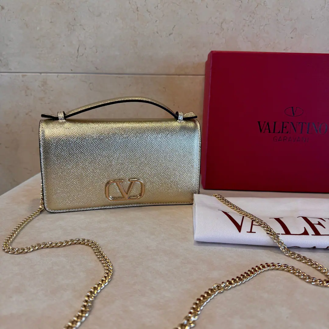 Batch. Light gold.👛Valentino Garavani VRINGI'm gonna make a fortune. WOCThe palms of the oxen are made of fine skin., Wake up to the goal.VWordLOGOGold button., But the handy., The chain can be broken., The cap is equipped with an intruded button., Built multilayer, Internal Tags. Paragraph: 2068 Dimensions: 19*4*10.5cm