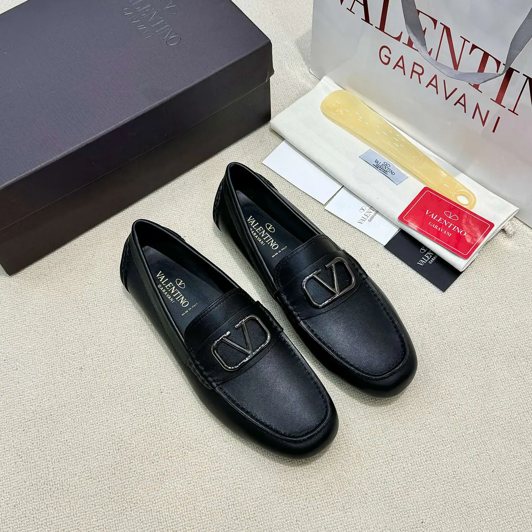 Minoru. 【VALENTINO】Valentino is a big fan of beans shoes., The network is open., The O.S.A. designed a simple, high-end atmosphere., Quality is trustworthy., Original plant configuration, Italian imports of cow flour, All imported water- dyeed cattle stubs., Shoes under the sole.: The original factory is super comfortable with the original base., The original factory and the single.🙏The upper feet are so cozy., Tide Man Customized, The first of the driving series., Codes: 38-45（46Do it.）
