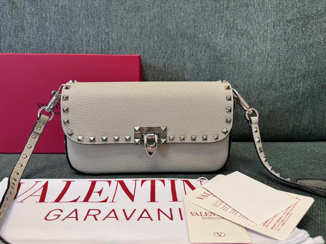 Batch. New paragraph🆕Delivery🍃 VALENTINO GARAVANI ROCKSTUDPumpkin-handbags., With a sign-on hook cut.. Metal-plated nails and accessories -- Clips. Adjustable and disassembly sundial belts -A pocket of internals. Dimensions:Kuan24XHigh12XDeep6centimetres Model: 2299