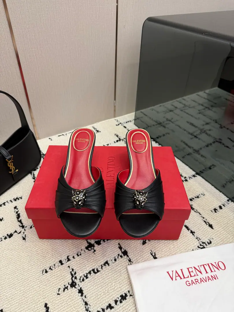 Valentino/Valentino.26WFNew Spill-head heels. The sharp line is a fine contour of the foot. SmallVGold tags for the shoes. Ratio of length length to length ♪ High and smooth every step of grace ♪ Classic red bottom recognition. It's easy to get a teleport. The naked and the black are cool. The upper foot is to be lifted immediately. You're not tired of walking. The fratricidal romance is hidden in detail. Summer shoe cabinets must be treasured. It's a lot of styles and styles. I'm not sure how much I'm gonna get. The classics that never regret starting. Details show the heart of the brand. It's easy to create a sense of excellence that doesn't take much effort. The price of the treasured shoes. I'm gonna be a little more elegant than I thought. The upper foot is white and thin. It's a match for both work and date. Quality and face The Warrens must be a fine one.！ The fabric is custom-made for cattle skin. The inside feet are all sheep's skin. Italian imports are so thick. size: 35-39（40/41Custom）