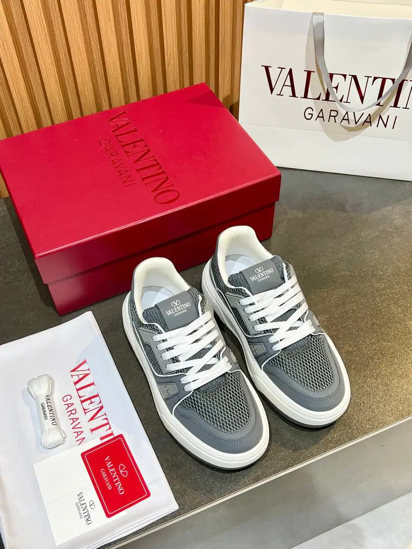 Minoru.🎤🎤VLNTValentino. 𝑶𝒏𝒆𝑺𝒕𝒖𝒅 Couples' sneakers. Valentino 2025The latest couple's sneakers. The star is the same. Fires are on sale.. OriginalZPReload and Dismantlement. Repeatedly retweets. Yes, sir.1:1Restore！Top luxury. Soft and cozy. It's a little thin. Fashion and leisure. It brings a quality of excellence and grace. And the wonderful comfort of the upper foot. Top-level purchase version of shoe face: Import high-end air network/Original oil side process Uchi.: Import net veil Otsumi!: Original development𝐓𝐏𝐔Double-coloured base Packaging: Original Configuration Full Packaging Codes: 34-46 Customised (Autoscript-Unlabelled）Order