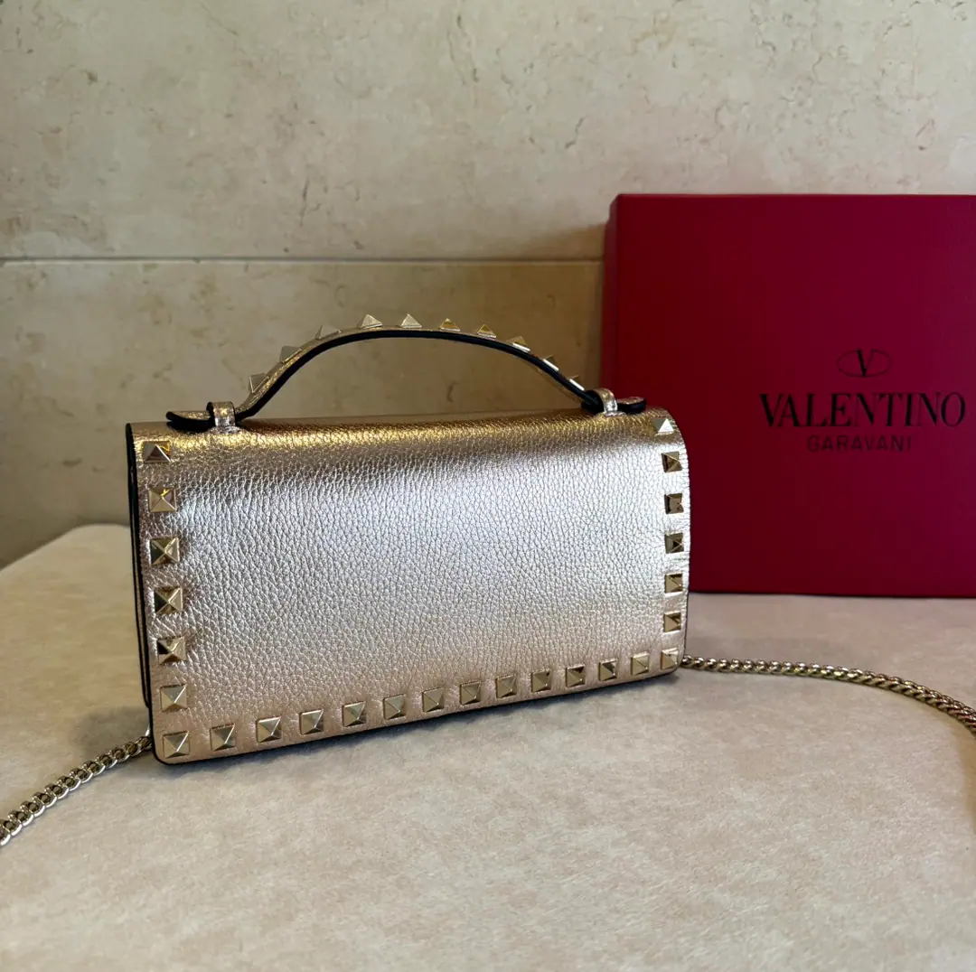 Batch. Rose gold. VALENTINO🍃 Valentino. A small handbag with a small envelope. Metal process effect treatment nails and accessories Magnetic button opening A zipper pocket and a slot inside. In the leather line. Dismantled straps. Dimensions: Kuan21XHigh10.5XDeep4centimetres Model: 3088
