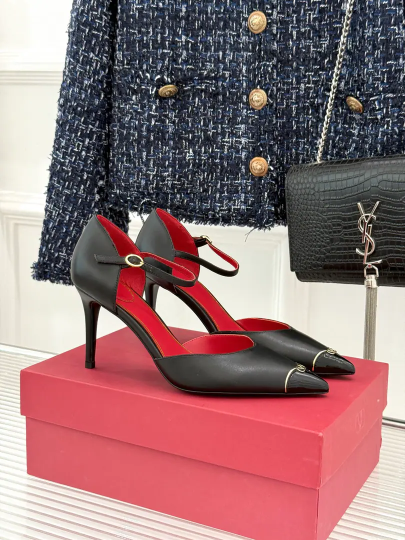 Plant price Valentino/Valentino.26WFNew Spill-head heels. The sharp line is a fine contour of the foot. SmallVGold tags for the shoes. Ratio of length length to length ♪ High and smooth every step of grace ♪ Classic red bottom recognition. It's easy to get a teleport. The naked and the black are cool. The upper foot is to be lifted immediately. You're not tired of walking. The fratricidal romance is hidden in detail. Summer shoe cabinets must be treasured. It's a lot of styles and styles. I'm not sure how much I'm gonna get. The classics that never regret starting. Details show the heart of the brand. It's easy to create a sense of excellence that doesn't take much effort. The price of the treasured shoes. I'm gonna be a little more elegant than I thought. The upper foot is white and thin. It's a match for both work and date. Quality and face The Warrens must be a fine one.！ Facework customized leather with original The inside feet are all sheep's skin. He's tall.: 8cm Italian imports are so thick. size: 35-39（40/41Custom） Numbering: 97320260808