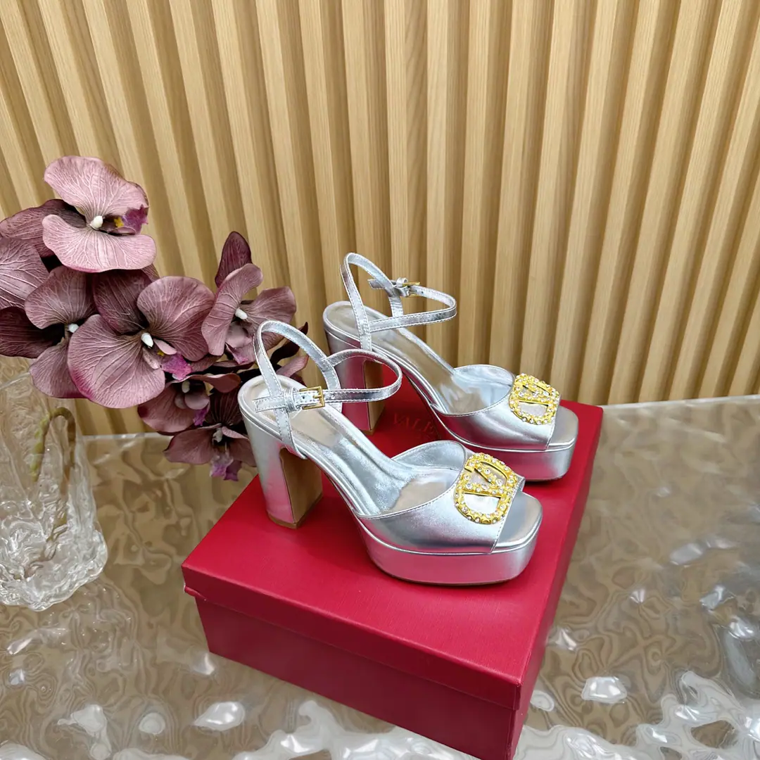 ValentinWarren Tianlian Classic.VHe hates the high heels of the water station.❤️The classic big one.VButton Design Match It shows the way the brand has its own design style. Luxury fashion. Very recognizable. A fine round head. Sidelines are perfect. It's a very pure smell. Little Nob. A woman of honor.‼️ The shoe face is imported into the cow skin. There's a mix of sheep skins inside. Original Open-Fixed Metal Bumper Italian imports of cattle and skin Codes: 35-39（40/41/42Custom）