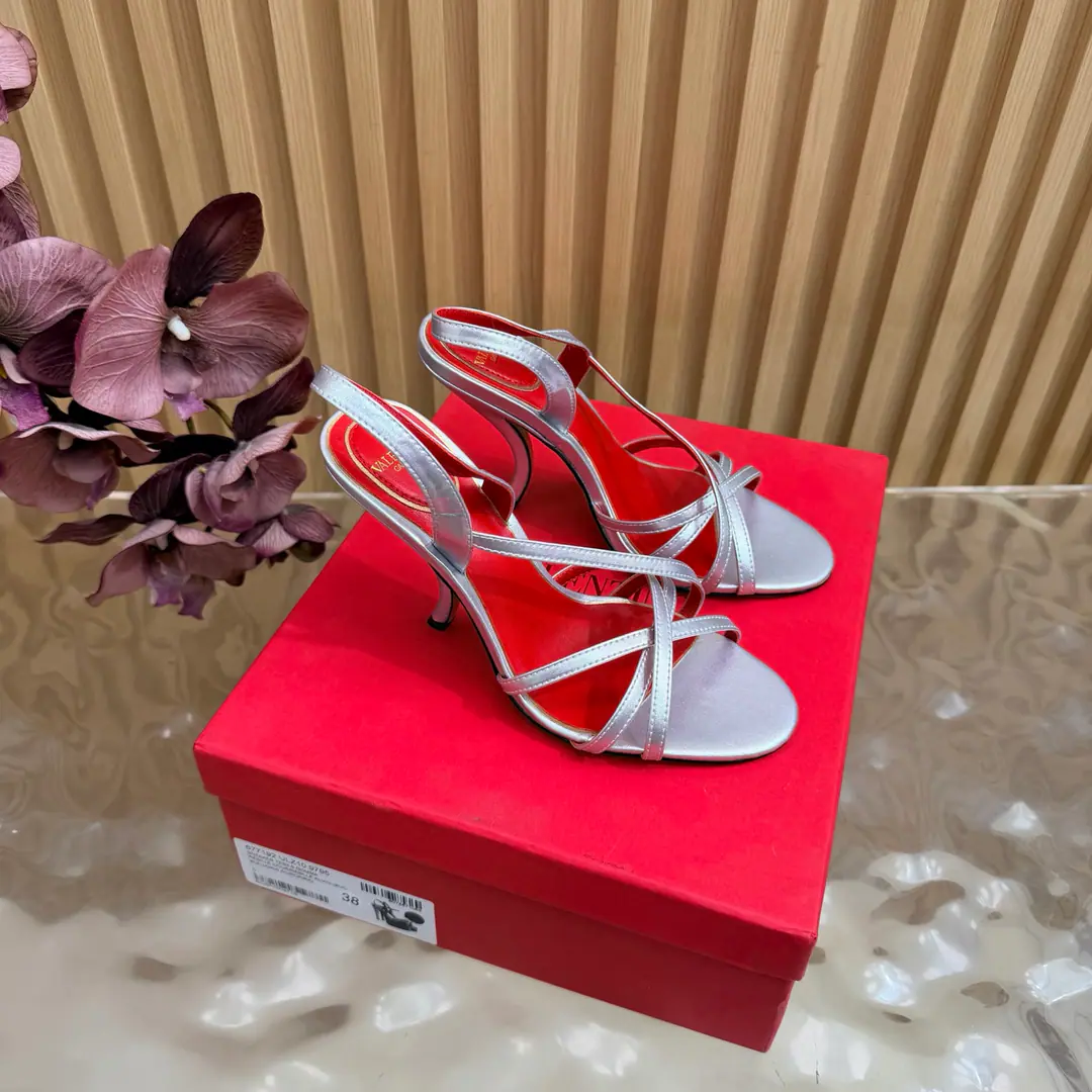 2026♪ Go to the show and bend and follow ♪ Valentino High heels💗Loved sandals. A beautiful quality.⚠️ It's a great match., Wear it any season.💜 Valentino is a new fashion charm. To continue the super high and design., I'm a big fan of the world's famous fans. The million fans are showing their love., Best sales at sea and abroad The domestics are out., Top Version Candy color., Every color is beautiful. Shoe.: Bullskins./Goki! Uchi.: Import of sheep skin Shoes under the sole.: That's a big one. He's tall.: 10cm Packaging: Full original package Codes: 36One.42Code（40, 41, 42I'm not gonna change.）