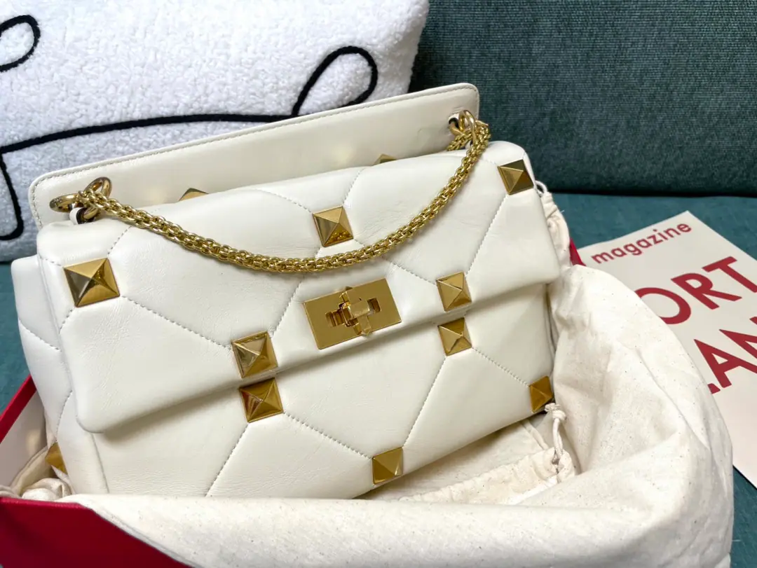 Large. Top First List New bag of nails.🔥Valentin0 Garavani Roman Stud Napa's leather chain bag. All sheep's skins inside and out.！Same color system, sew process enhanced prism👍Retrobronic process process for processing metal nails and accessories🤖️Internal: Zip pocket. 🆕Model0188 Big number.: 28x 18x 8cm