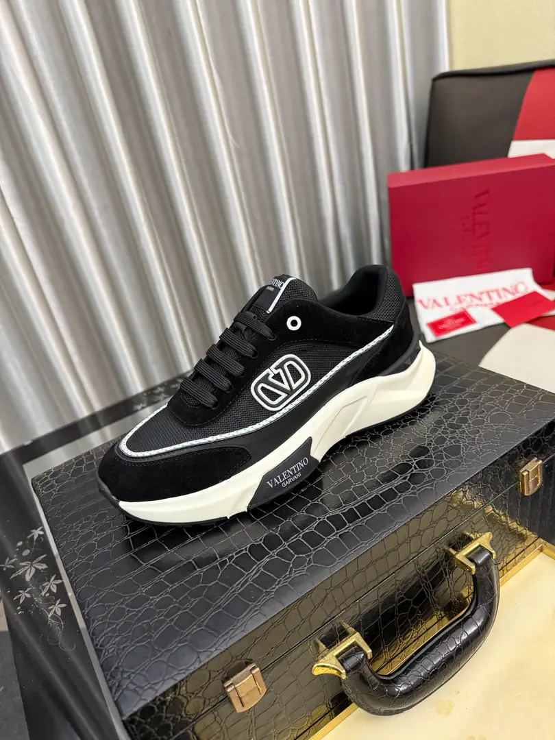 Get out of the factory.⌚️⌚️ VALENTINO Valentino.2025ssSpring and summer, and a recreational shoe., Importing ballistics shoes➕The back of the back is the wallon's. The whole is very representative., Group Bottom The upper foot is really nice and comfortable.～, Classic comforts.！ Size: 38- ️⃣Colour Optional