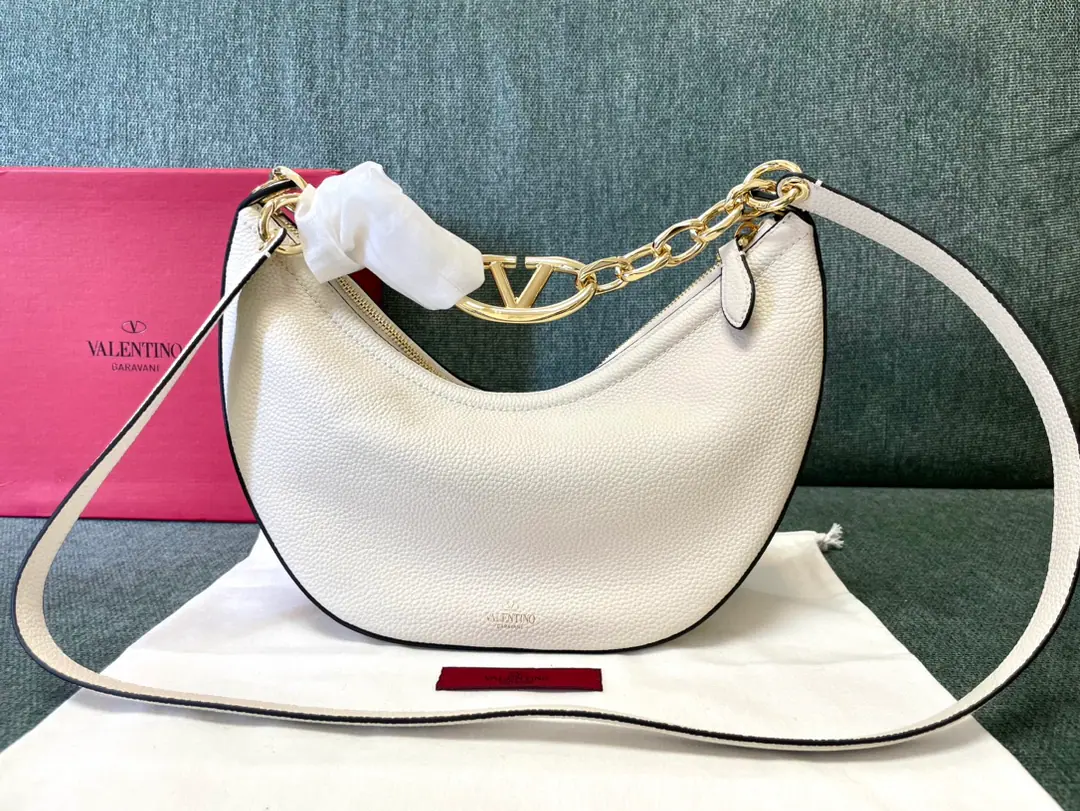 Batch. Get on the new one.: 0003❤️ Moon bag VALENTINO GARAVANI VLOGO MOONA small-size chain leather. HOBOHandbag.. I'm going to be able to get a chain and a disassemble leather shoulder., This bag is slanted and can be carried.. Gold-coloured chains and accessories -Detachable leather straps. -- We're going to pull the chain. Soft sheep liner., It's got a pocket full of a sticker. Dimensions:29x23x11cm