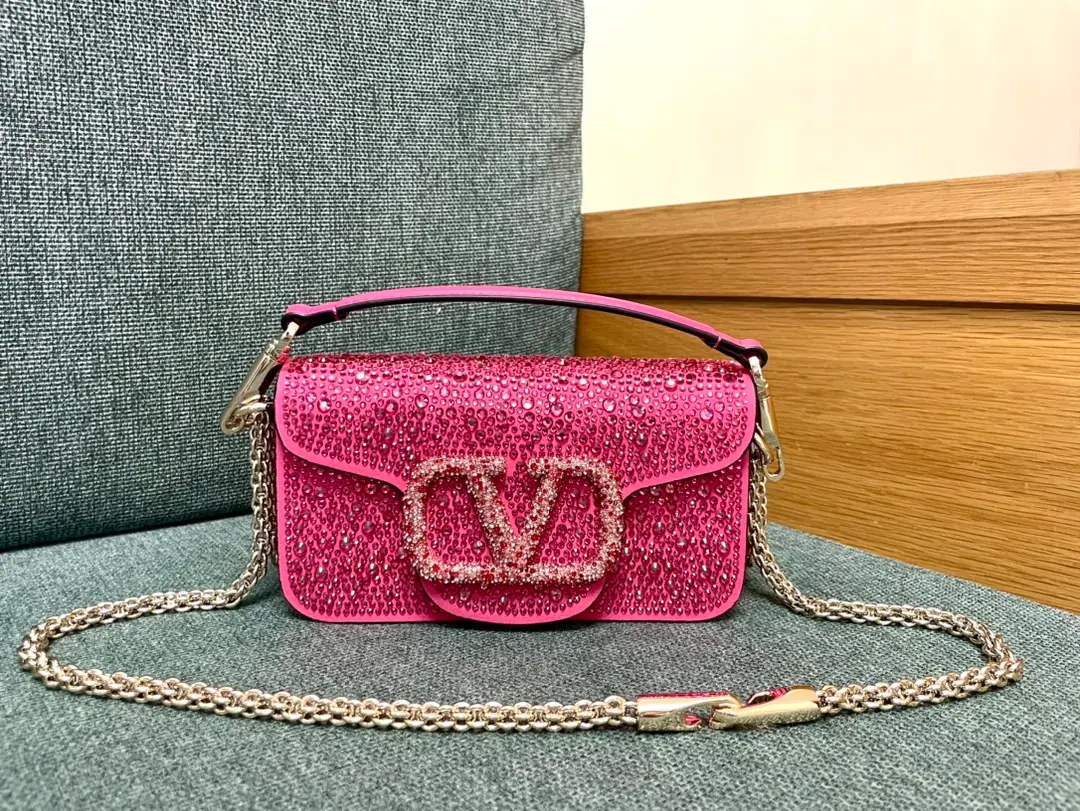 Small. ❤️Model: 1134 The hot diamond is red.▪️The drill button. Valentino Valentino's leather handbag.👜Put the armpit in your bag. ▪️The old effect treatment parts for the old brass. ▪️Magnetic button opening ▪️Skin liner. ▪️Small: 20x11x5cm