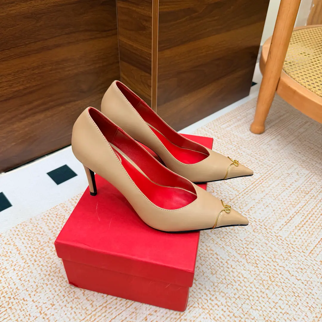 Valentino High heels💗Loved sandals. A beautiful quality.⚠️ It's a great match., Wear it any season.💜 Valentino is a new fashion charm. To continue the super high and design., I'm a big fan of the world's famous fans. The million fans are showing their love., Best sales at sea and abroad The domestics are out., Top Version Candy color., Every color is beautiful. Shoe.: Bullskins. Uchi.: Import of sheep skin Shoes under the sole.: That's a big one. He's tall.: 9cm Packaging: Full original package Codes: 36One.42Code（40, 41, 42I'm not gonna change.）