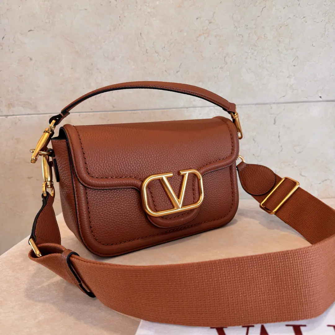 Batch. VALENTINO GARAVANI ALLTIMESoft-pumped little cow's skin handbag., MetalVLOGO SIGNATUREDetails. - Thanks to the undrawn hand and leather shoulder belt., This bag can be slashed and hand-held.. The old effect treatment parts for the old brass. Magnetic button opening Soft sheep liner., It's got a pocket full of a sticker. Dimensions: Kuan 23.5 X High 18 X Deep 8 centimetres Model:2046