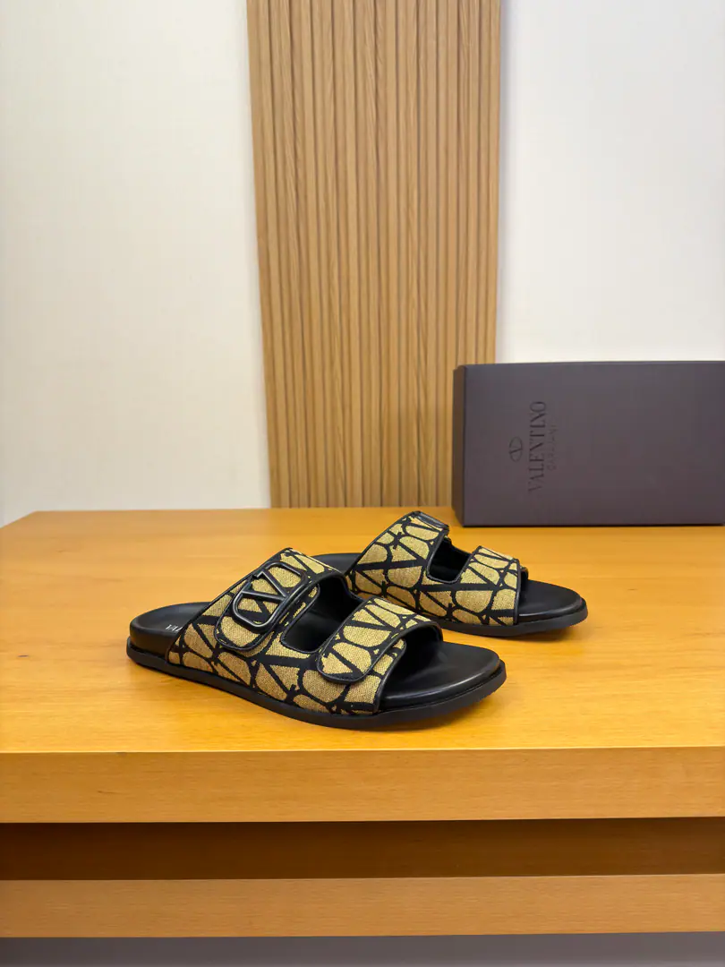 【VALENTION】Valentino. High-end quality Original List·- Rhythm slippers. Shoe.: 🔝Brand totems., Rolling-by process, Brand metal buttons Uchi.: Environmental cattle skin Otsumi!: It's so light.TPUWater table·Rubber. Combination to the base Super-high-quality control.·- I'm doing a little work.: Highlight(High-end·- How expensive.·Slot) Size: 39-44（38, 45, 46, Make a reservation.)·VL3258