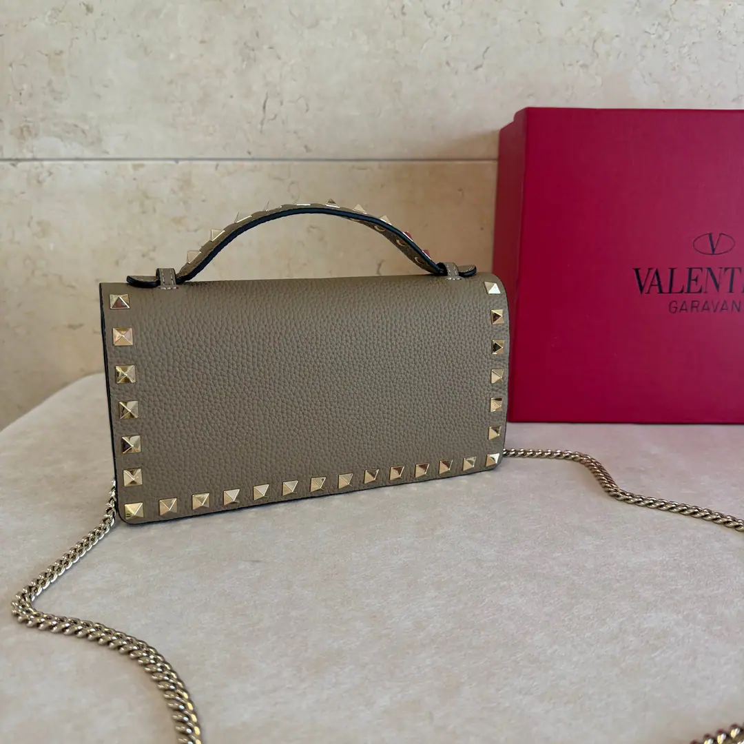 Batch. Elephant ash. VALENTINO🍃 Valentino. A small handbag with a small envelope. Metal process effect treatment nails and accessories Magnetic button opening A zipper pocket and a slot inside. In the leather line. Dismantled straps. Dimensions: Kuan21XHigh10.5XDeep4centimetres Model: 3088