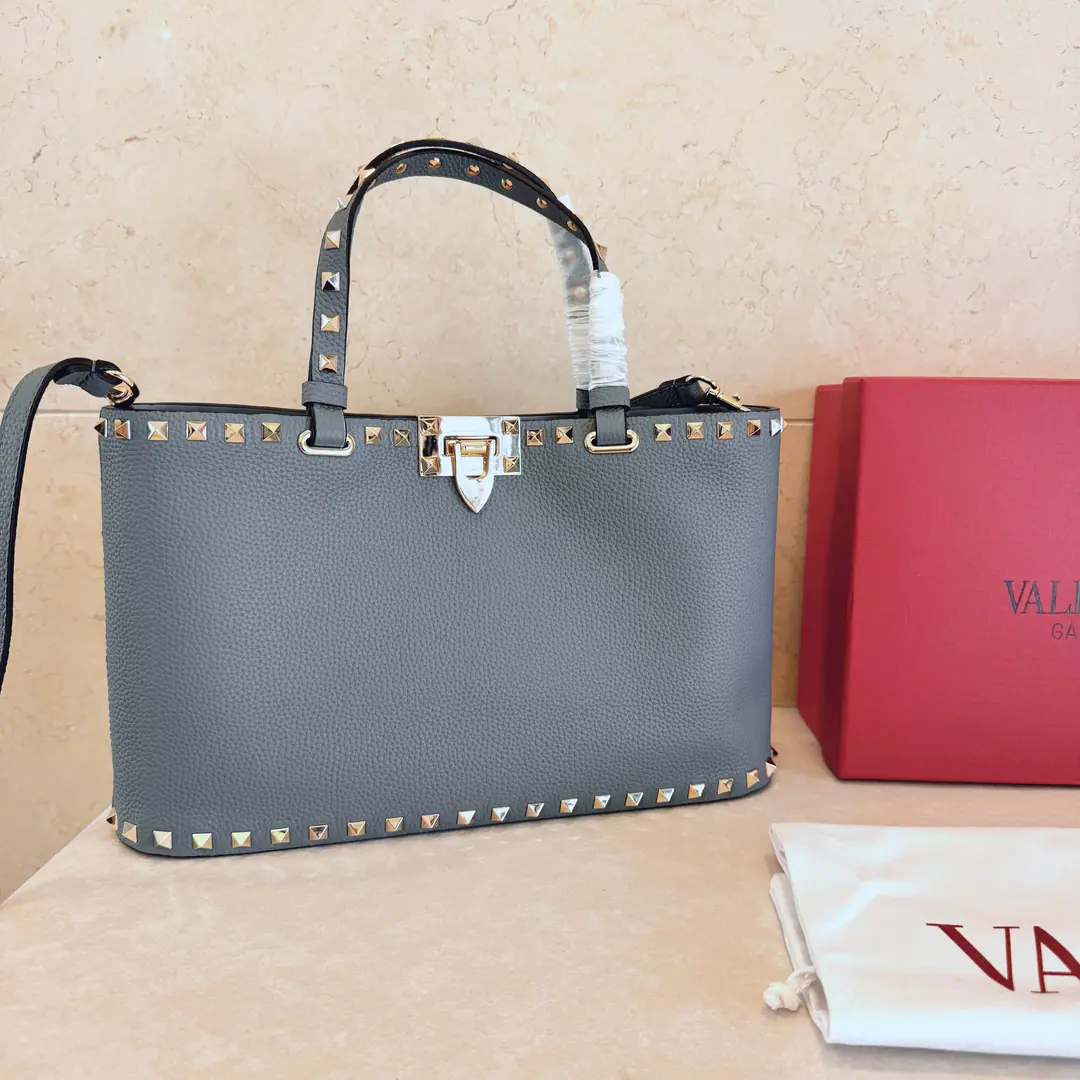 Large. Valentino Garavani Rockstud A small, small, small, small, slanted, little cattle.,The iconic hook-tocking design has been re-explored., The treatment of the nails and the fittings for the metallic process to stop the zipper pulls.: Zipper and hook-buttonable., Dismantled shoulder belts. Large model: 8001 Large size: 32x29x7cm