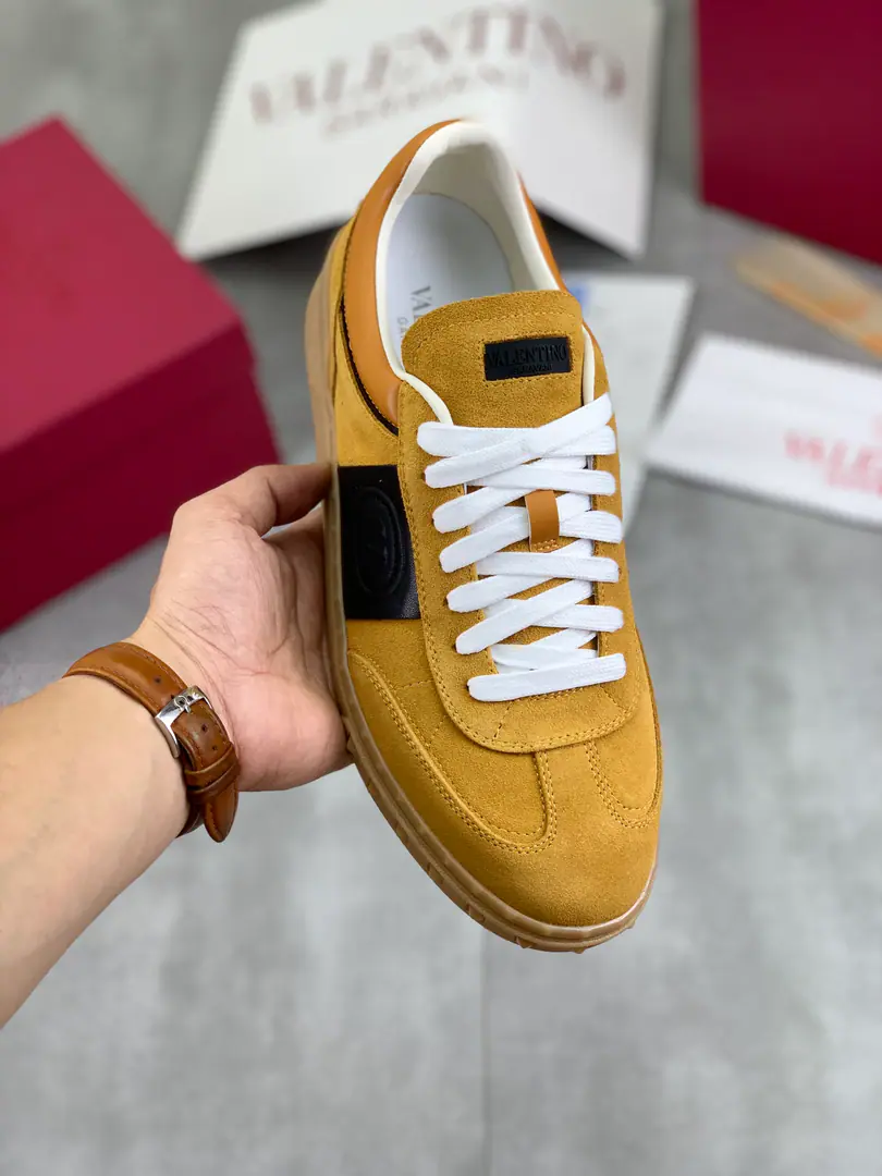 Plant prices Real value Couple money. ValentinoValentino. 2025/UPVILLAGE A couple's leisure sports shoes. 🆚Professional high-end, Perfect time., Quality is first class., Use all originals1:1Material production, I'm the only one who's got a role model.！ 🎁Full cabinet high end packaging ✔️Fabulous.:The High-Sight Bull. ✔️Otsumi!:TPUThe material is the bottom of the material. ✔️size:Women35-40Men39-45（Women41Men38.46Freeze!） 🆚All details1:1Customize, To be perfect.！